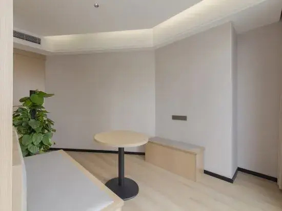 Lanyue Shifeng Hotel (Huangjiahu University Town Chinese Medicine University Subway Station Branch)