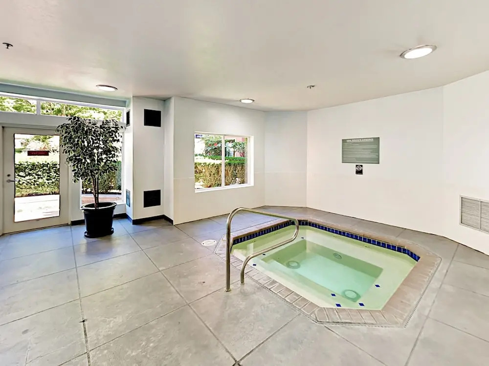 Chic Belltown Court W/ Pool & Rooftop Deck 2 Bedroom Condo