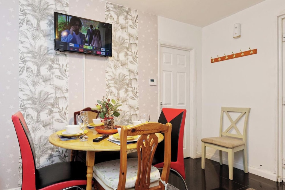 House Sleeps 14 With Enclosed Garden