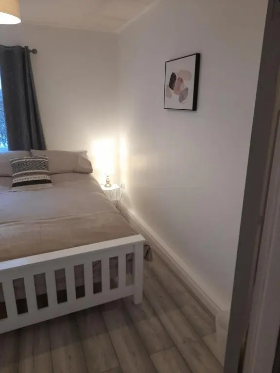 Comfortable 2 Bed Apartment 2nd Floor Contractors Families Close To City Centre Occasional Bed Available