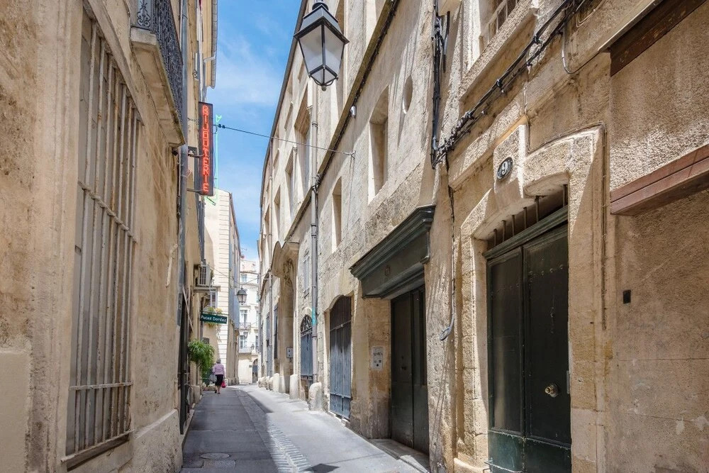 Modern 1 Bedroom Apartment "rue de le Loge"!