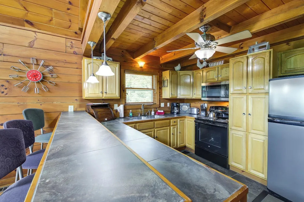 Sevierville Cabin w/ Hot Tub & Mountain-view Deck