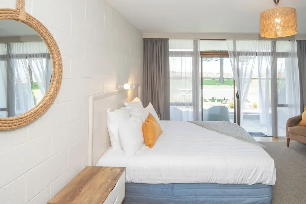 Whispering Sands Beachfront Motel