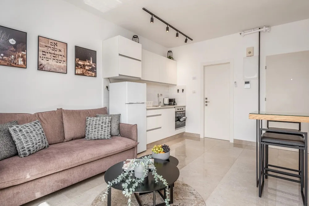 Stunning ONE bdr big Balcony