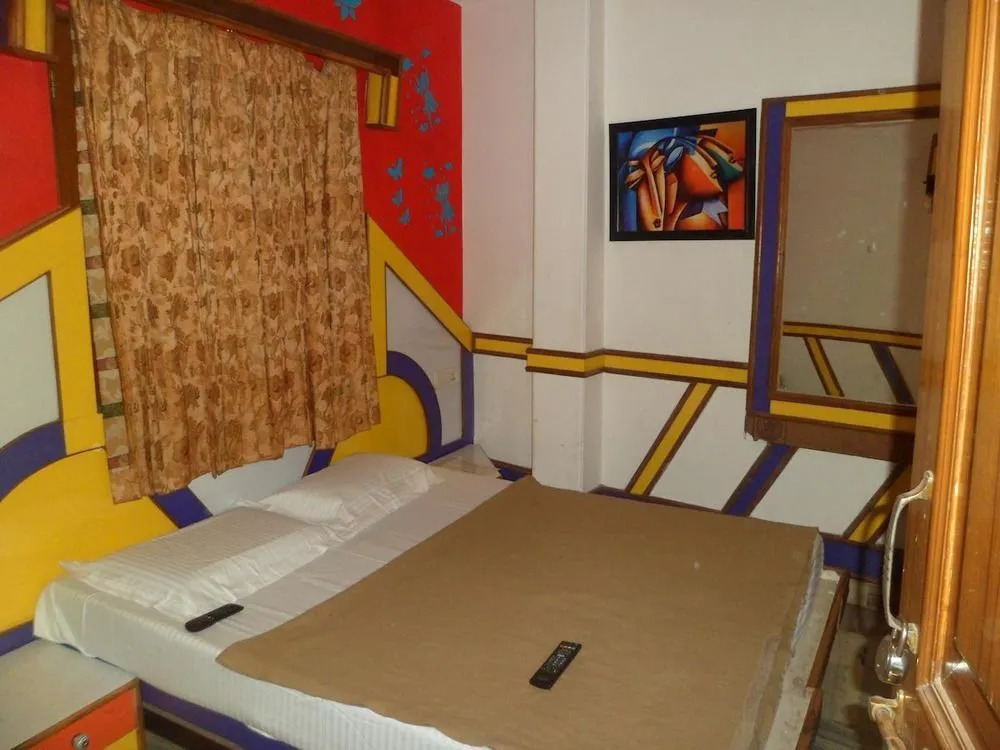 Hotel Shree Guru Couple Friendly Main Bazar Paharganj New Delhi