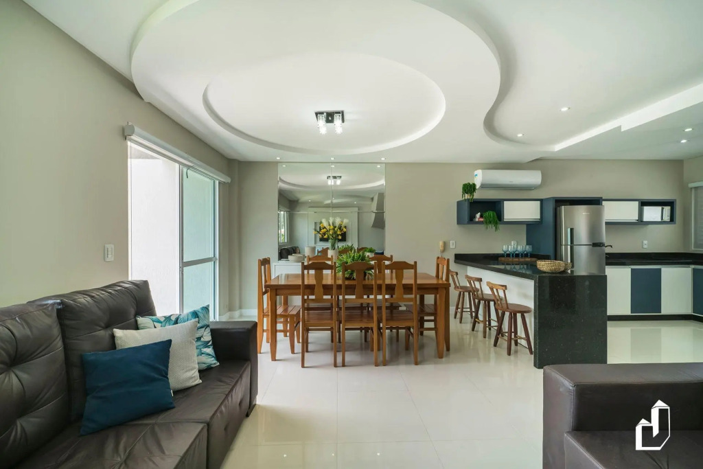 Duplex com piscina à beira mar e 03 suítes