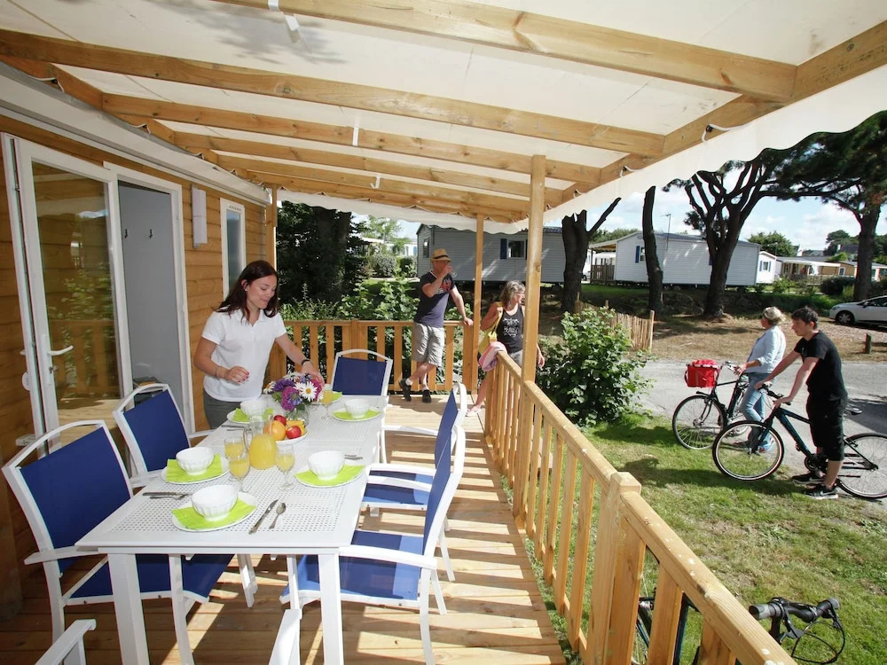 Well-kept chalet with a terrace at 800 m. from the beach