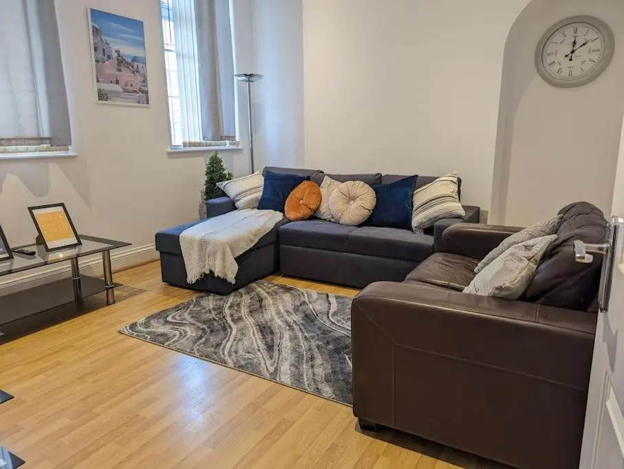 Spacious City Centre Corporate Apartments for City Traveller's by Homesys Accommodation