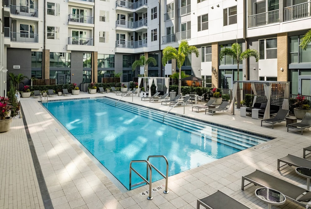 Virelli Apartments Upscale King Suite in the Heart of Orlando w Pool