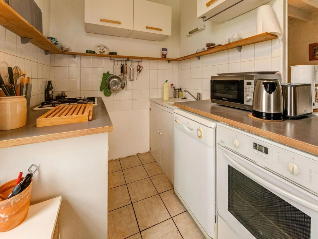 Pretty Holiday Home in Golleville with Private Garden