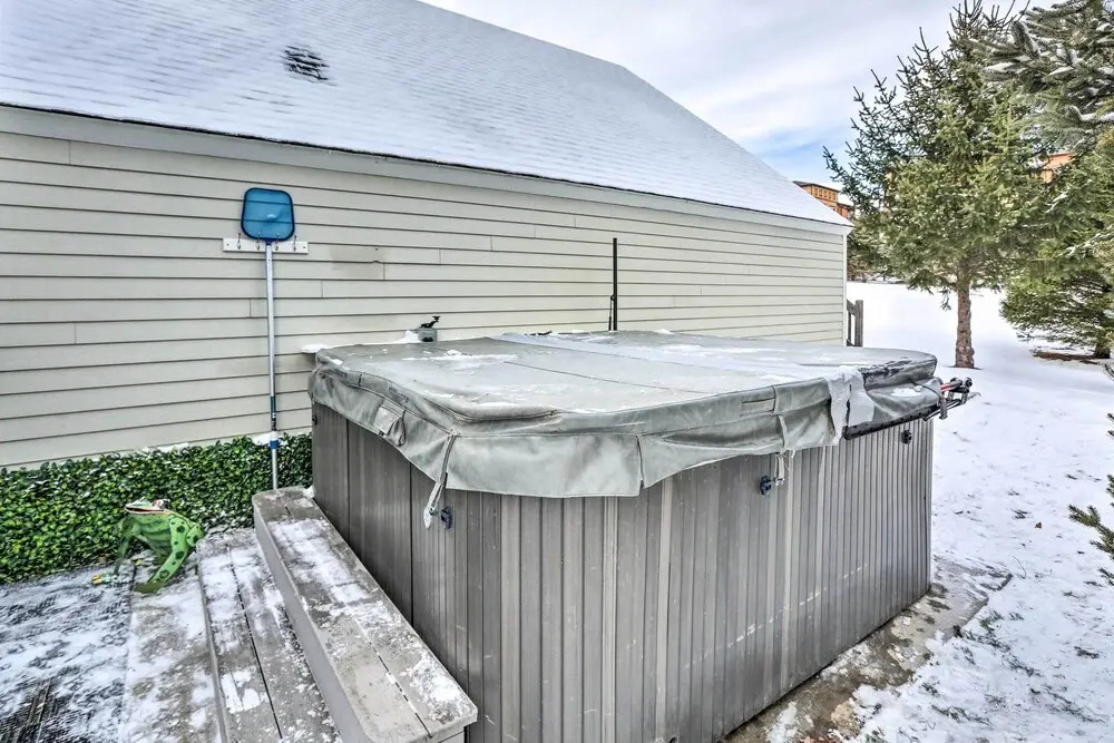 5 acre Graceland Family Home in West Des Moines