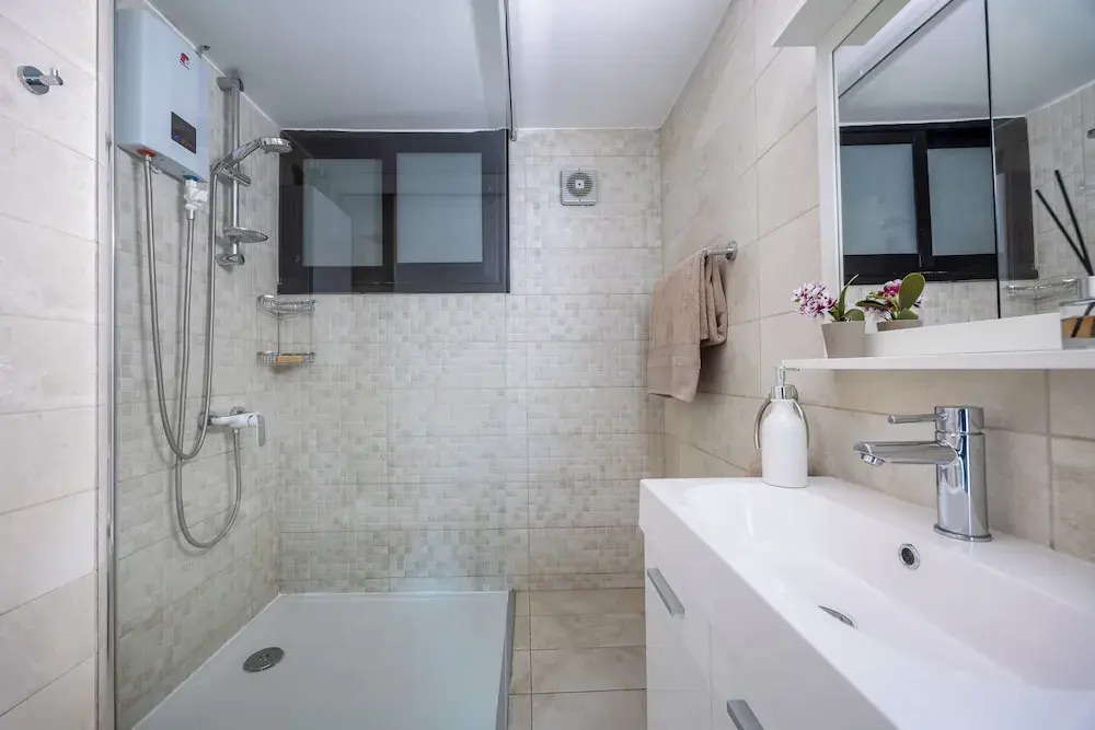 Trygoni Court - Elegant Downtown 3-bdr Apartment