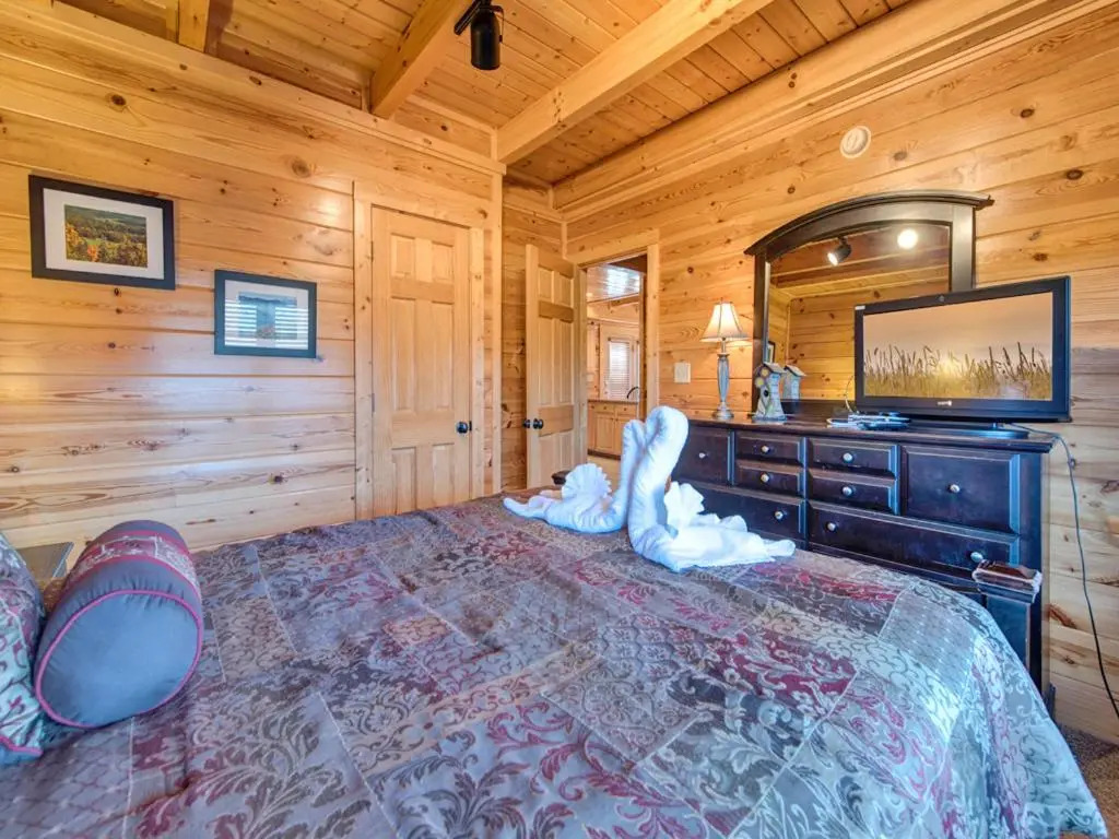 Misty Mountain Hideaway, 3 Bedrooms, Sleeps 10, Pool Access, WiFi