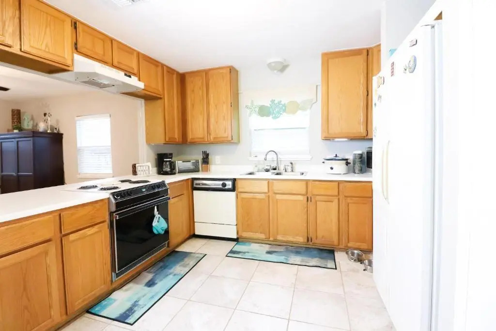 SUNNY DAZE Walk to Beach 2 Decks Pet Friendly Has a Mini Bar