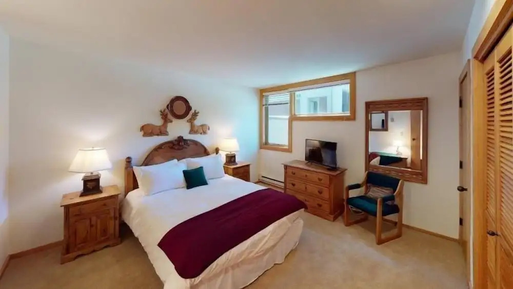 Comfortable and Cozy 2 Bedroom Condo Near Chair Lift 20 in Cascade Village - Shuttle to Vail Village
