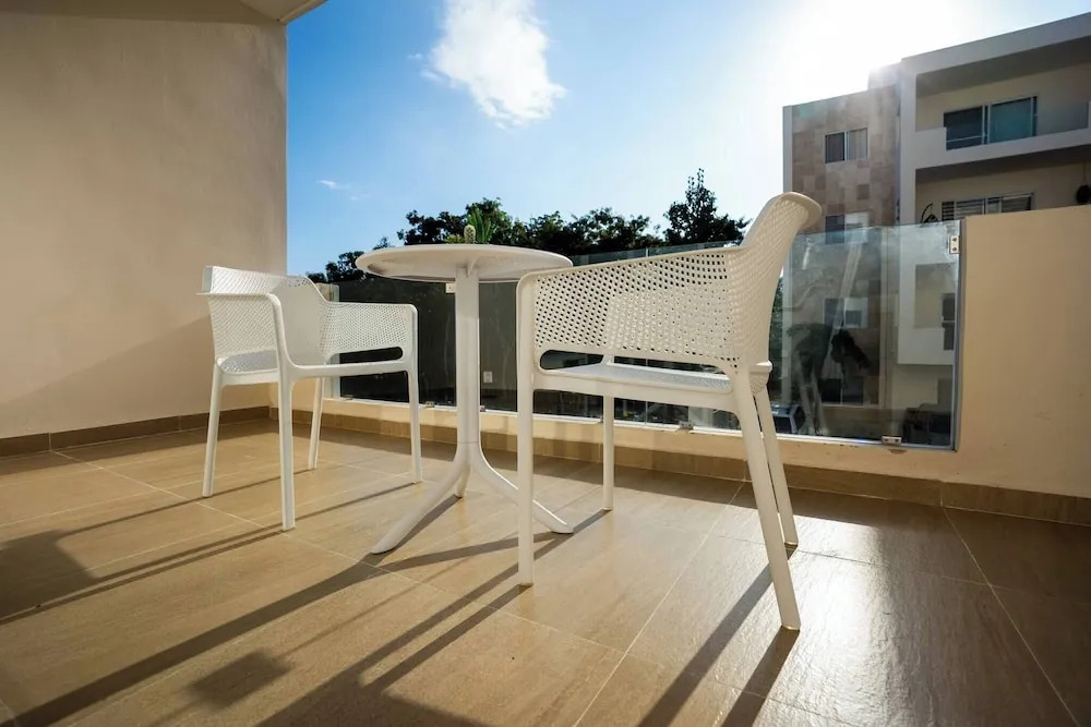 Luxury Apartment With Poll