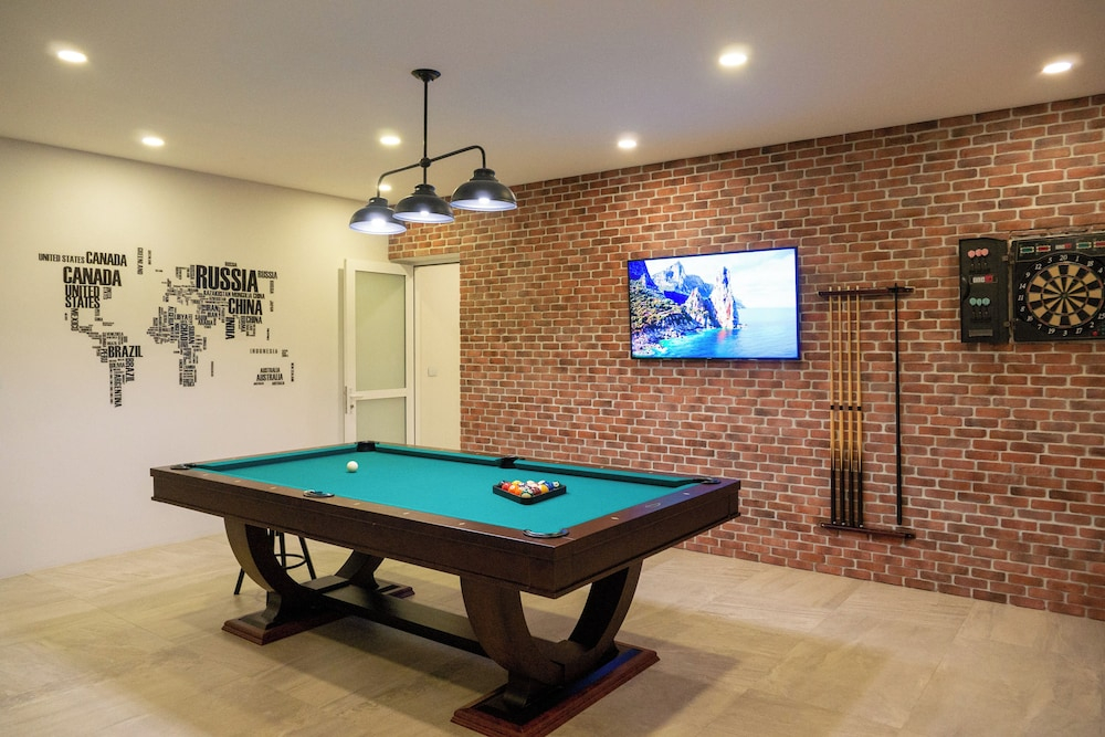 4BR Huge Pool Gym Pool Table V299