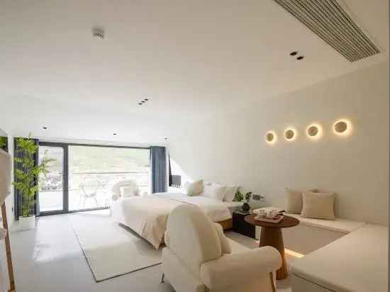 Three Lives and One Residence in Huangling, (Huangling Scenic Area Store)
