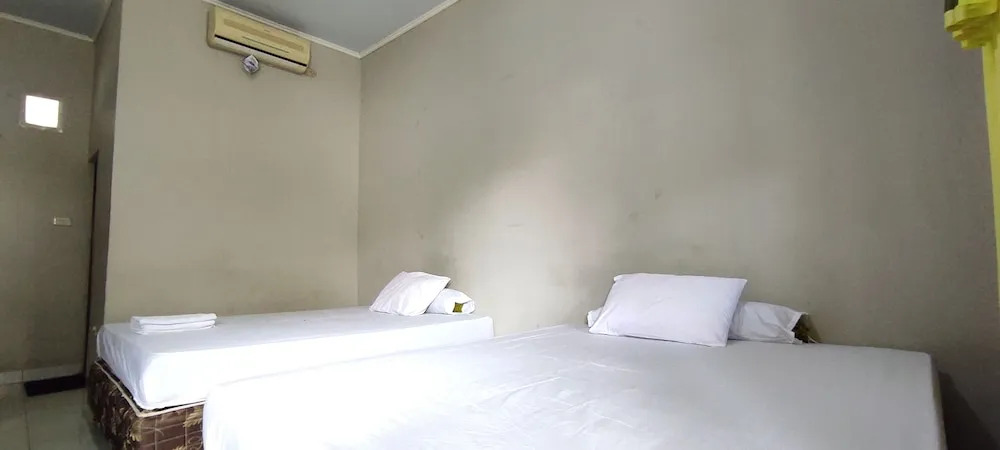 OYO 93051 Wisma Syariah Buloe Near Lapangan Abubakar Lambogo Batili Enrekang