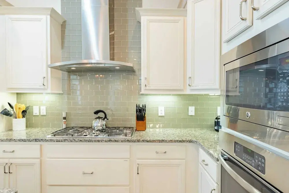 Emerald Gem by Avantstay Pool Access, 3mins to Beach!