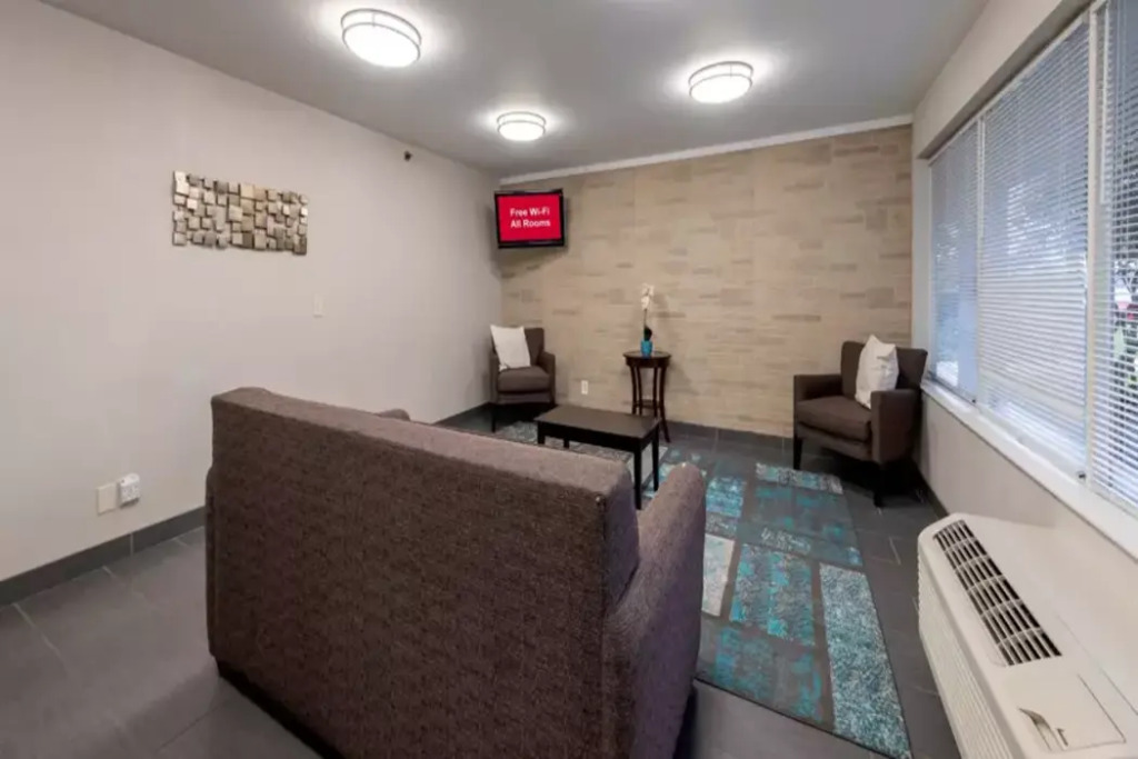 HomeTown Inn by Red Roof East Syracuse