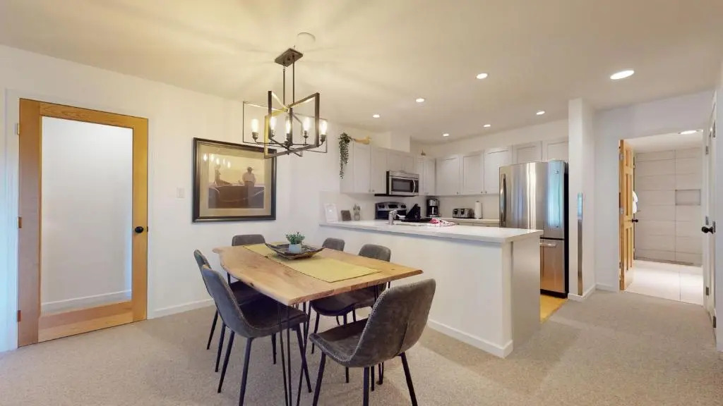 2BR GLENEAGLE - Modern Condo with Forested Views in the Benchlands