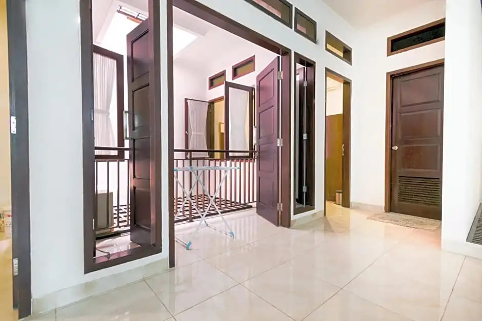 OYO Life 3451 Kost Shavero