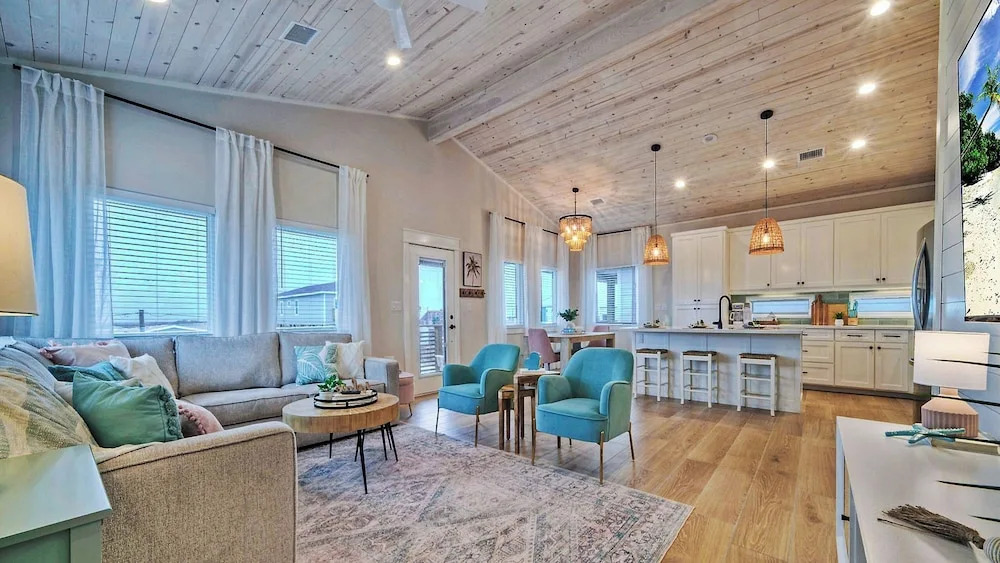 Sleeps 36! 3 Homes Side-by-side w/ Private Pools, Patio Lounge, 5 Mins to Beach