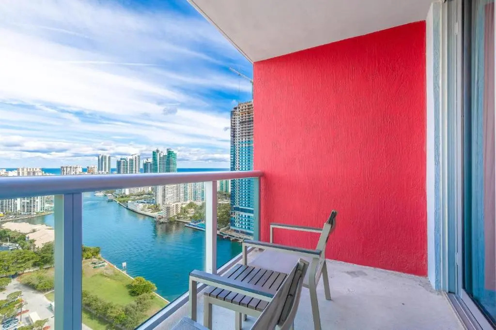 2/2 Miami - Panoramic views at Beachwalk Resort 27th for 6 guests by Ammos VR