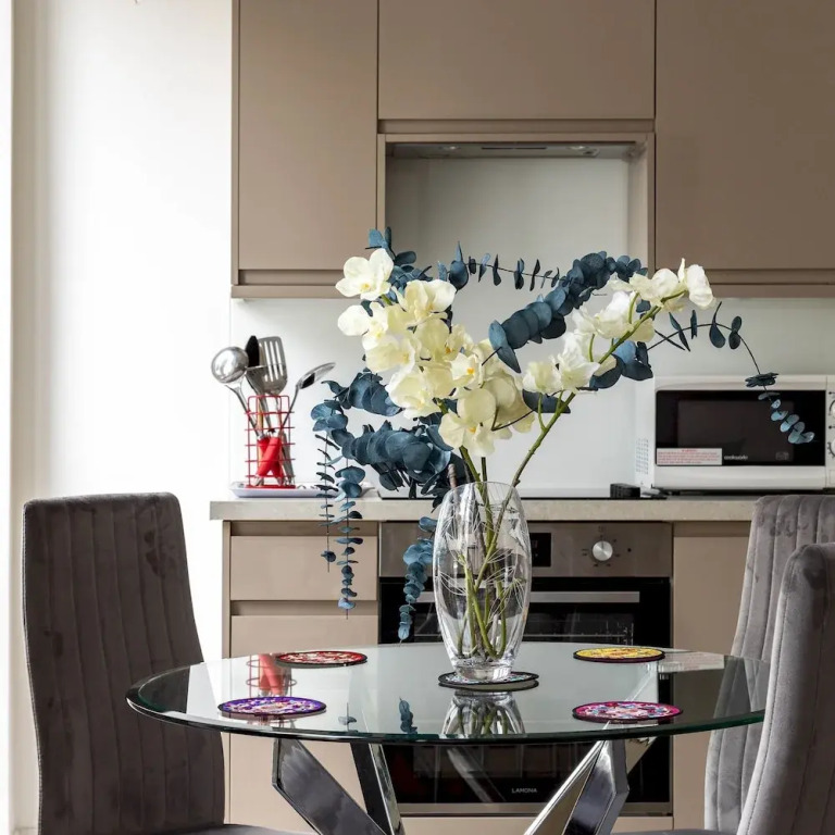 Balcony South Kensington Luxury 2 bed Apartment
