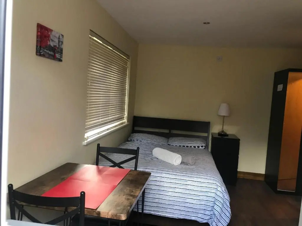 Studio-1-Staines/Heathrow/London-own entrance