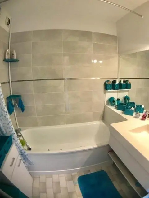 AS9578 - Studio cabine vue port avec parking privé