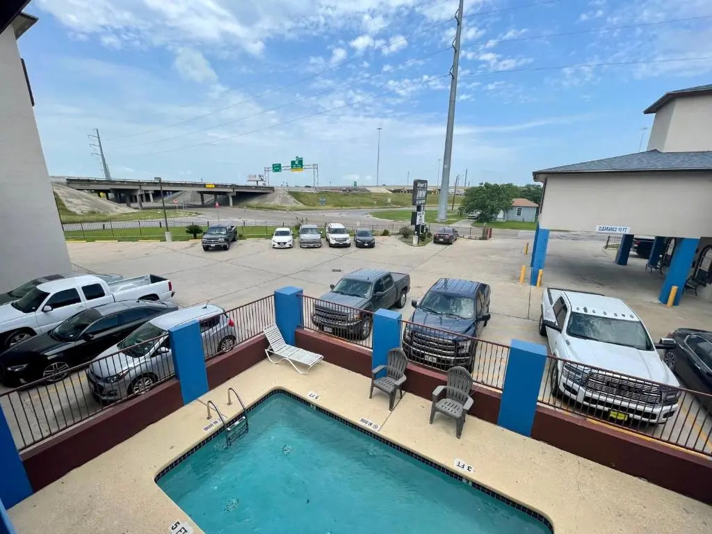 Airport Inn And Suites