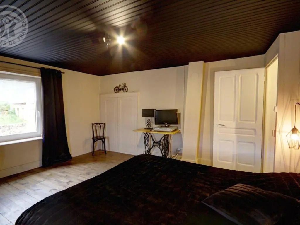 Gîte en pierres avec piscine partagée - FR-1-496-126