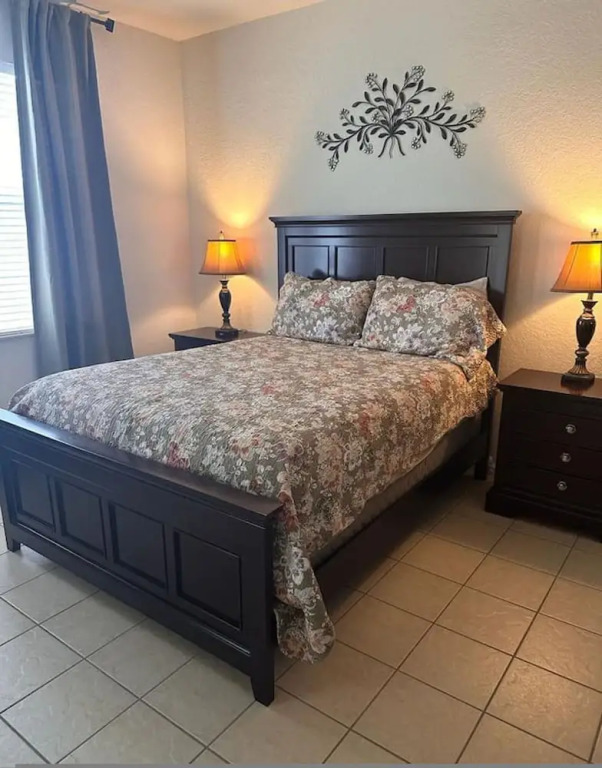 4986 Trafalgar Village 4 bed 3 Bath Pool spa