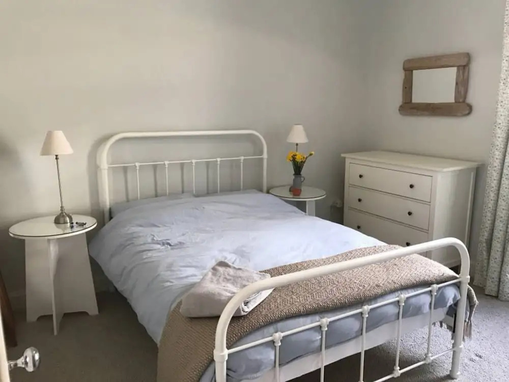 1 Bedroom Flat Overlooking Water of Leith Sleeps 2