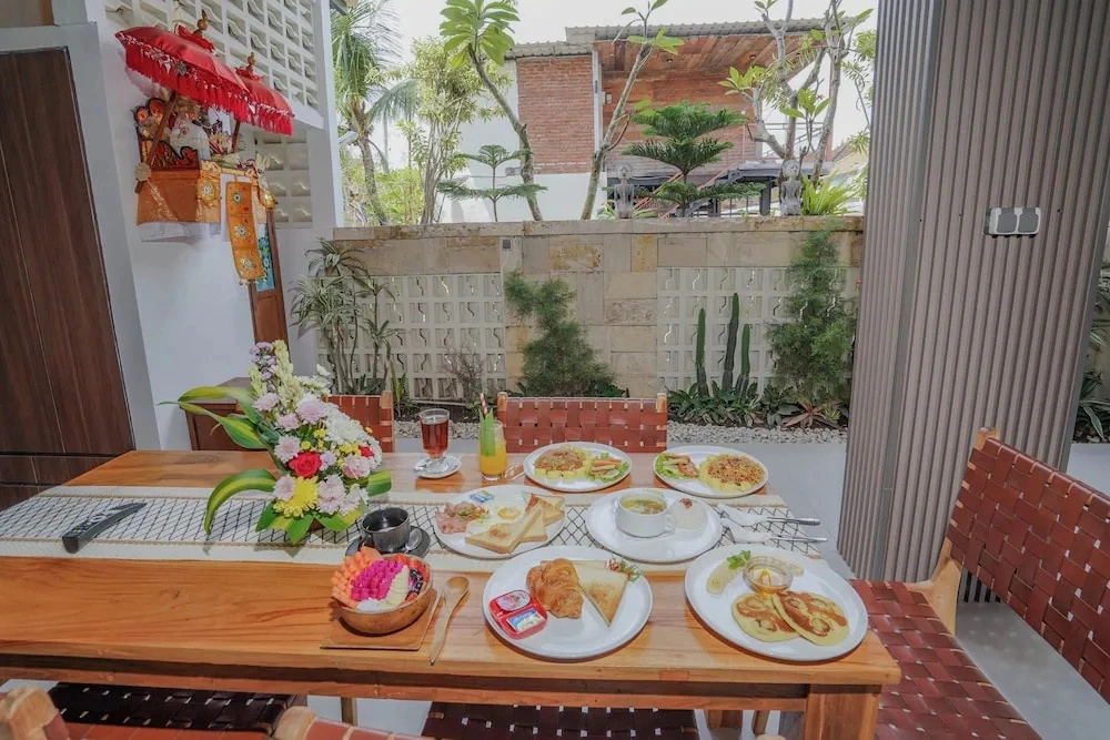 Okas Guesthouse 2 Canggu x Batu Bolong