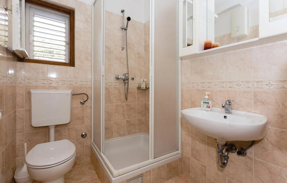 Stunning Home in Zaton Mali With Wifi and 5 Bedrooms