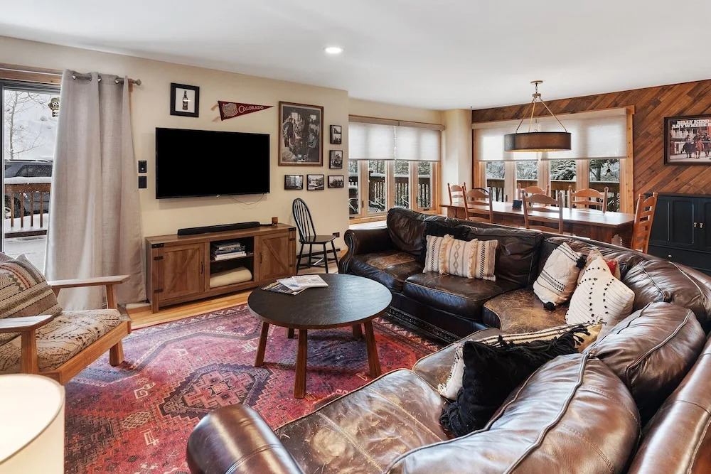 Winterset 8 pet Friendly 4 Bedroom Townhouse by RedAwning