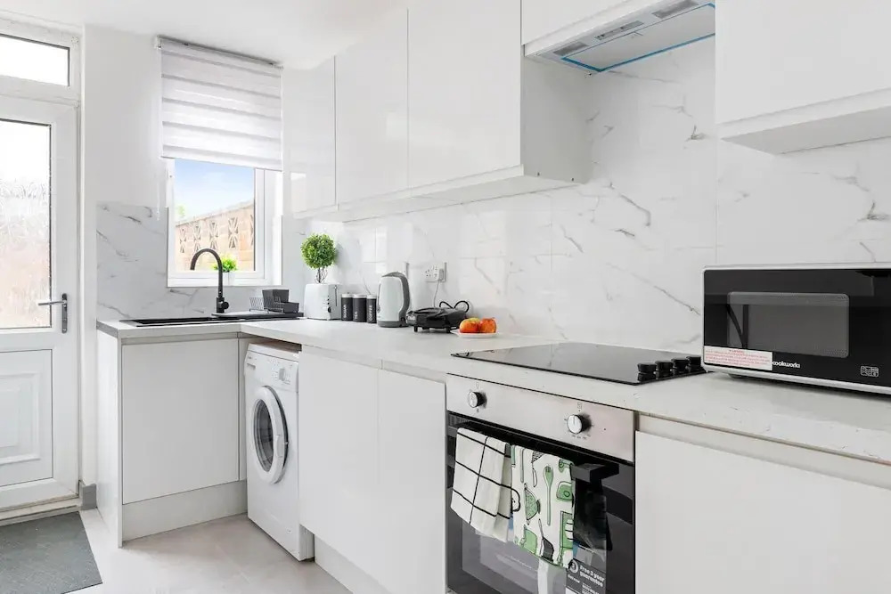 3br-sleeps8-parking-wifi-closestation