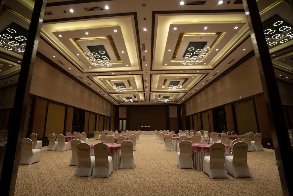 HOTEL RAJHANS ABHINANDAN