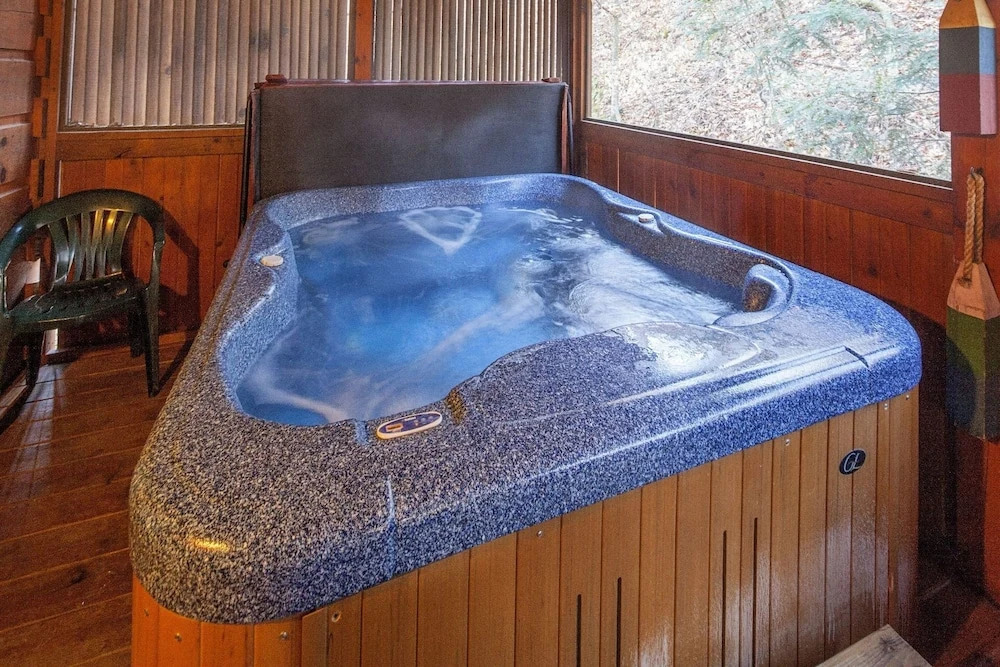 ER51 - Natures Grace Retreat - Great location, Close to all the action! cabin