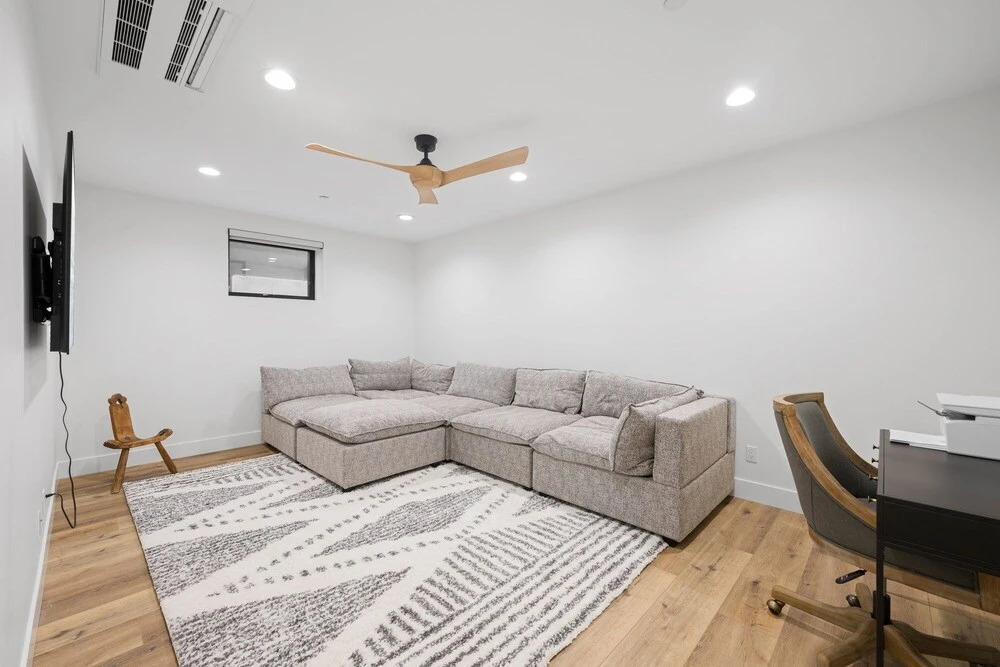 Enc831 4 Bedroom Home by Redawning
