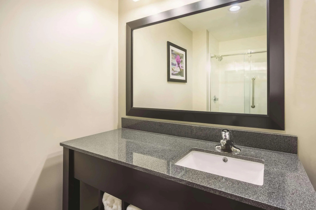 La Quinta Inn & Suites by Wyndham Clifton Park Saratoga Area 1749 Route 9