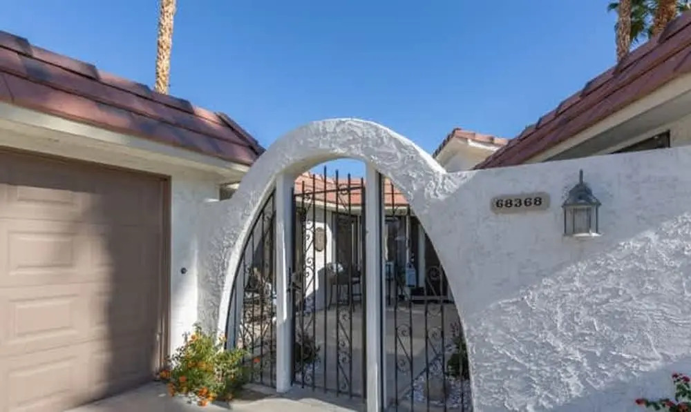 Stylish Condo With Golf Course Views
