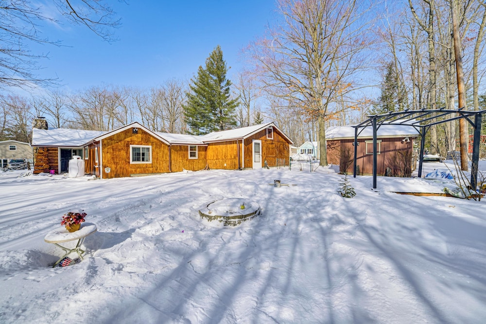 Rifle Lake Cabin! Michigan Outdoor Adventure Pad