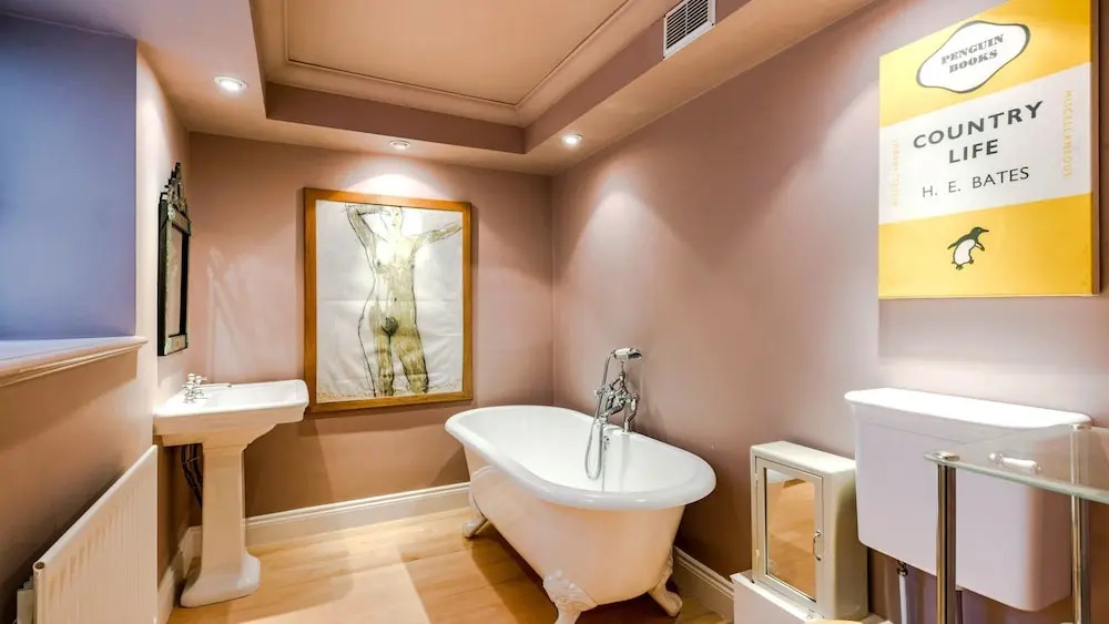 The Spacious Cleveland Square Apartment