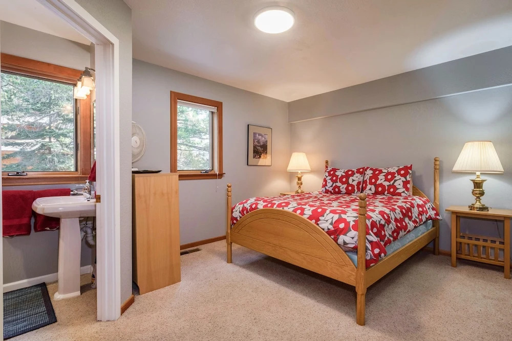 Bennett Flat Home 5 Bedrooms 4.5 Bathrooms Home