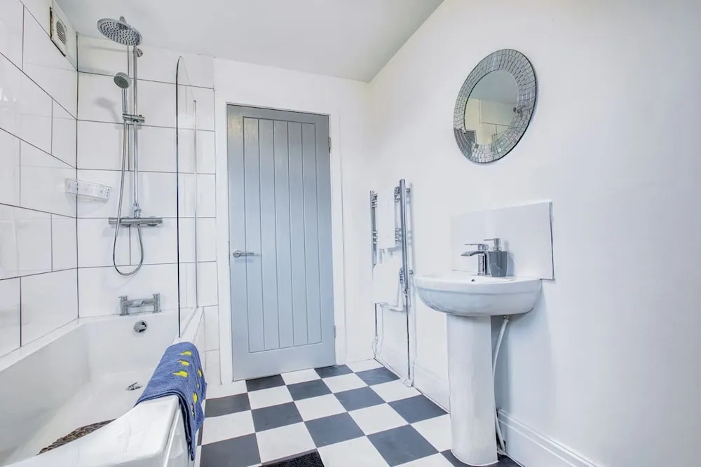 Modern 3-bed Home Sleeps 6 With Parking Fast Wifi Perfect for Contractors Long Stays