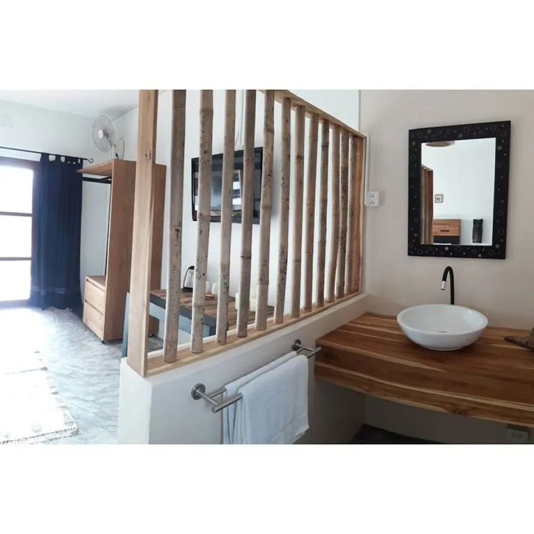 Lauras Guest House-adult only